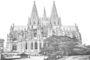 Ein Schwarz-Weiß-Foto des Kölner Doms in Köln, Deutschland, ein majestätisches Gebäude mit hohen Türmen und detaillierten Verzierungen, umgeben von Bäumen, Straßenlaternen, Straßenlaternen und Menschen, die auf der Straße gehen, mit dem Himmel im Hintergrund.
