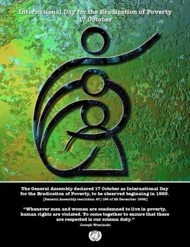 Plakat für den Internationalen Tag zur Beseitigung der Armut mit einem kreisförmigen Logo mit einer Hand, umgeben von einem Blattkranz, fettem weißem Text "Internationaler Tag", auf einem hellblauen Hintergrund mit einem weißen Rand.