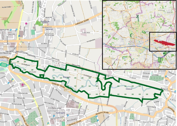 Karte einer Stadt mit einer grünen Linie, die die Route einer Fahrradtour zeigt, unterteilt in zwei Abschnitte: Der obere Teil zeigt Straßen und Sehenswürdigkeiten, der untere Teil bietet Details zur Tour, einschließlich Start-/Endpunkten, Dauer und Sehenswürdigkeiten.