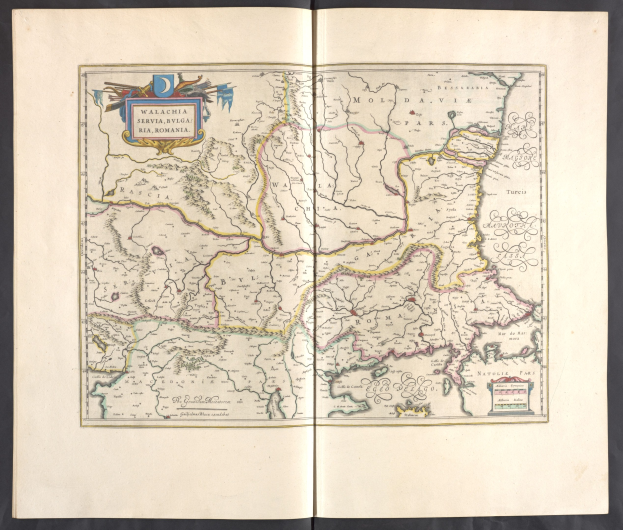 Offenes Buch mit detaillierten Karten von Polen und Ungarn mit ihren Grenzen, vor schwarzem Hintergrund.