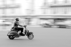 GER-DU: Teenager fällt von E-Scooter und erleidet schwere Verletzungen