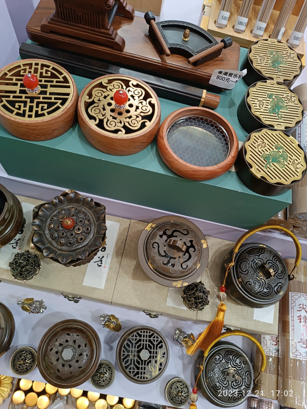 Ein Tisch mit verschiedenen chinesischen Räucherstäbeln, Schachteln, Papieren mit Text und anderen Gegenständen, die wahrscheinlich für ein chinesisches Neujahrsfest arrangiert sind.