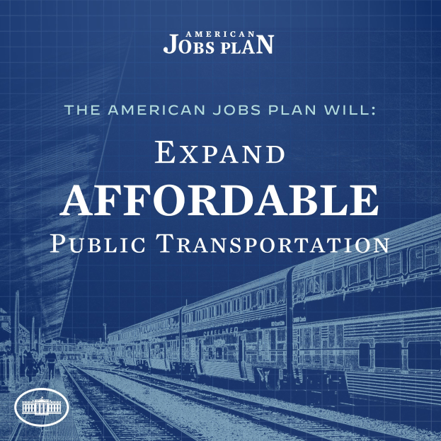 Plakat mit einem Zug auf einer Bahnstrecke mit mehreren Menschen in der Nähe, begleitet von einem Text, der "The American Jobs Plan Will Expand Affordable Public Transportation" lautet.