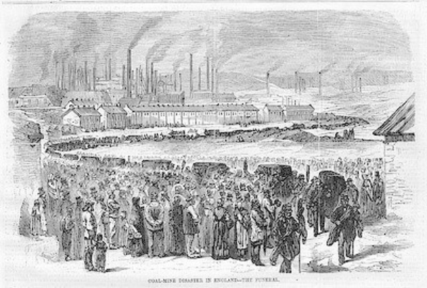 Schwarzes und weiße Bild von Menschen, die vor einer Fabrik mit Häusern und Rauch aus Schornsteinen im Hintergrund stehen, mit dem Text "Kohlebergbau-Katastrophe in England das Ende" unten.