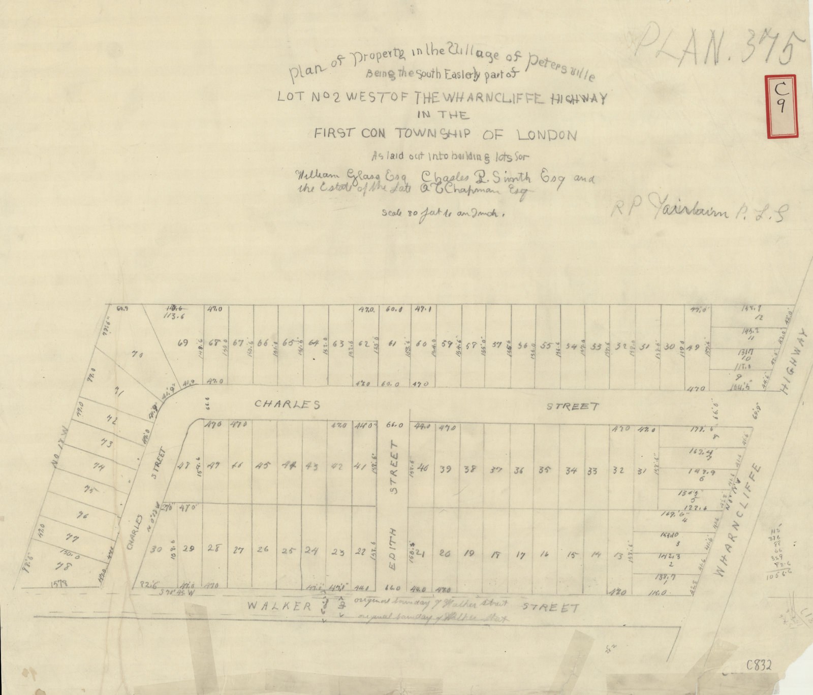 Ein detailliertes handgezeichnetes Stadtplan auf Papier, einschließlich beschrifteter Straßen, Gebäude, Parks und Sehenswürdigkeiten.