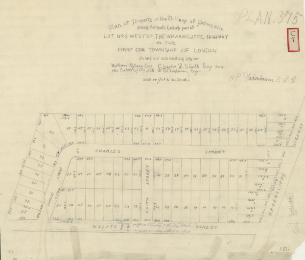 Ein detailliertes handgezeichnetes Stadtplan auf Papier, einschließlich beschrifteter Straßen, Gebäude, Parks und Sehenswürdigkeiten.
