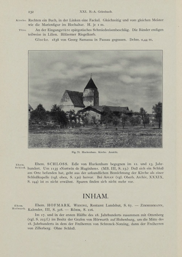 Ein altes Buch mit einer Kirchenillustration auf dem Cover, vor einem Hintergrund aus Bäumen und einem bewölkten Himmel, mit sichtbarem Text im Inneren.