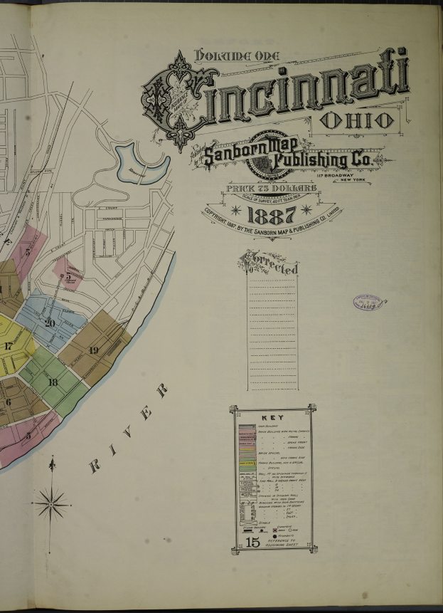 Offenes Buch zeigt eine detaillierte Karte von Cincinnati, Ohio, mit sichtbaren Straßen, Parks und Sehenswürdigkeiten sowie Text, der zusätzliche Stadtinformationen liefert.